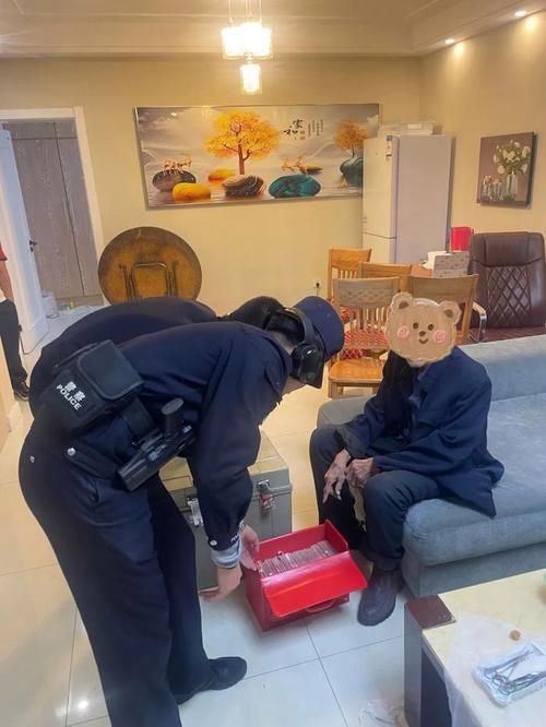 发现西安区1名密接者!/西安民警查可疑包裹发现现金