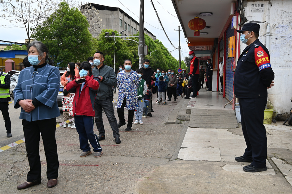 新增疫情关注新县:新冠疫情群众走上街头